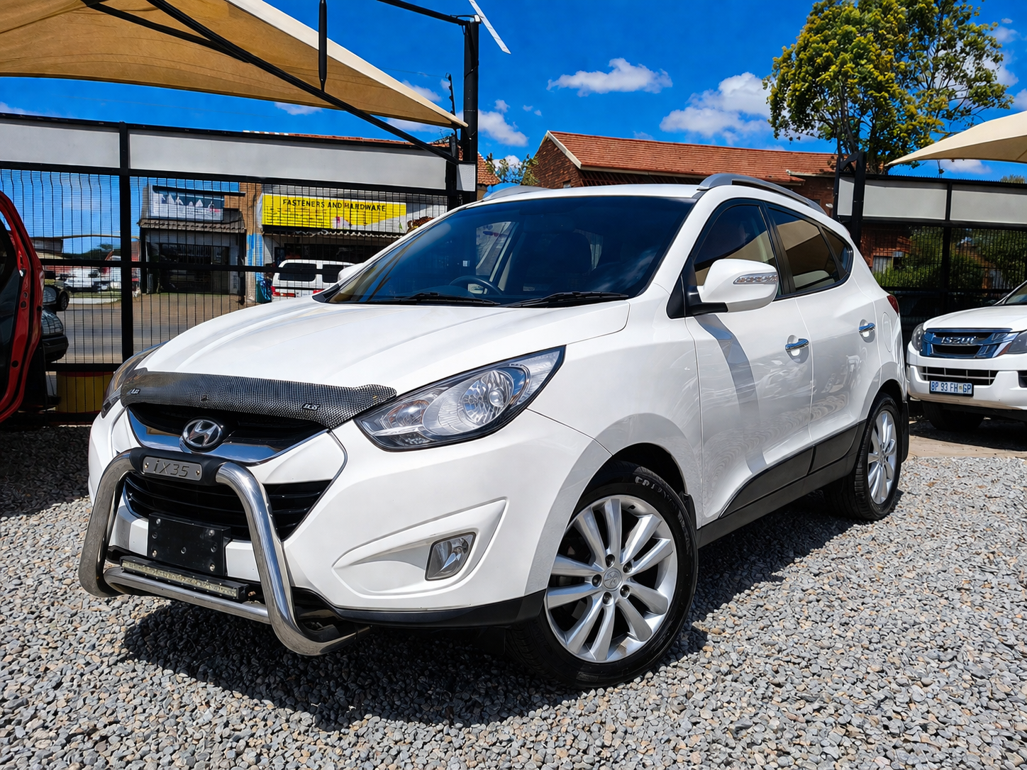 hyundai ix35 2012 crdi white front angle.jpg