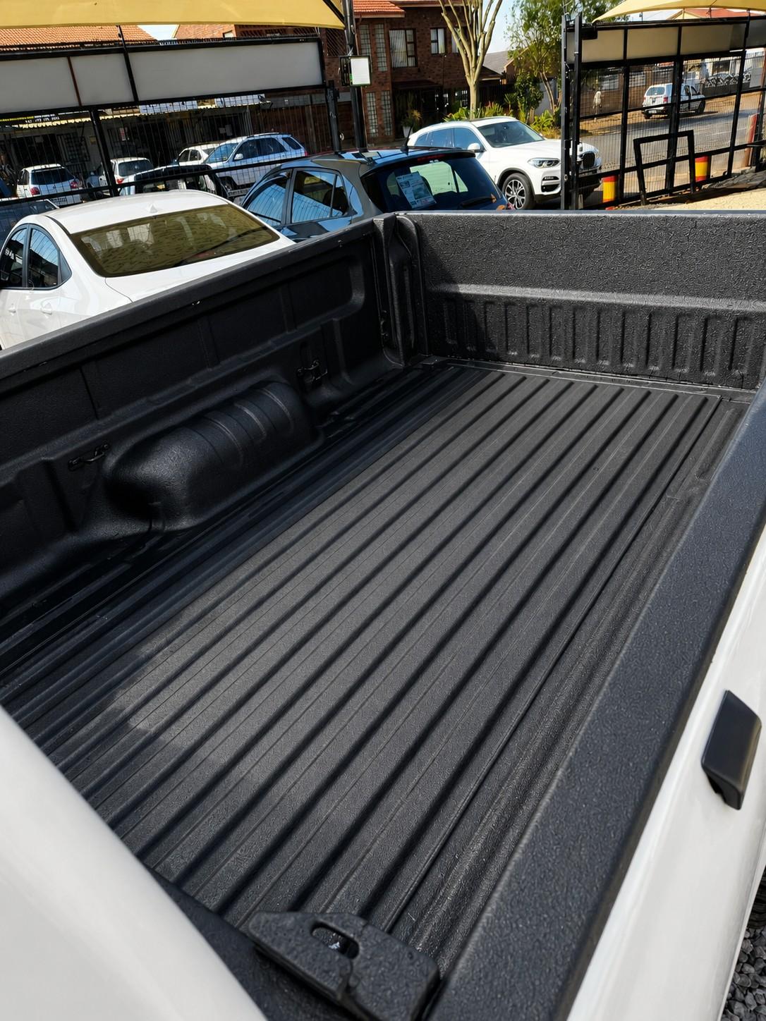 
								2015 Ford Ranger 2.2 TDCi XL Single Cab 4×4 Manual for sale at BYT Motors Lenasia. 218,124km, aircon, 4×4 selector, alloy wheels, durable load bin and well-maintained condition. Finance available. full									